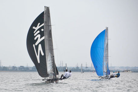 Britain’s Glenn Truswell leads defending champion Archie Massey as they battle for first place in Race 1 of the World Championships. Credit: Rhenny Cunningham - Sailing Shots